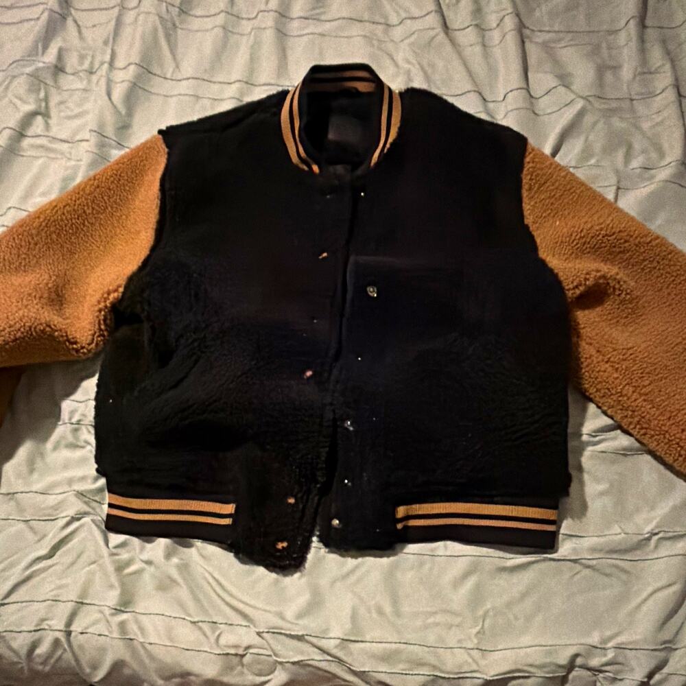 BLANKNYC Men’s Medium Sherpa Fleece Varsity Bomber Jacket Black Tan Snap Front